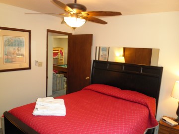 bedroom, queen bed, linens, towels, dresser, closet, lamps