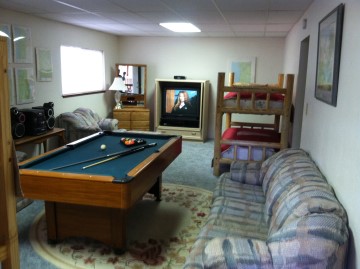 family room, bunk beds, sleeps 5, linens, towels, dresser closet, lamps, tv, cable, furniture, junior pool table