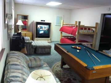 family room, bunk beds, sleeps 5, linens, towels, dresser closet, lamps, tv, cable, furniture, junior pool table