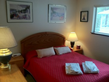 bedroom, queen bed, linens, towels, dresser, closet, lamps, clock radio